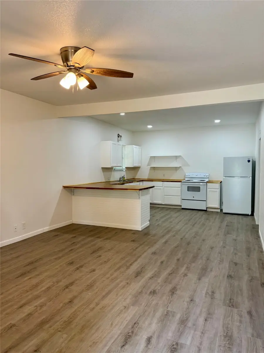 827 W Walker Street, Denison, TX 75020 - Image #2