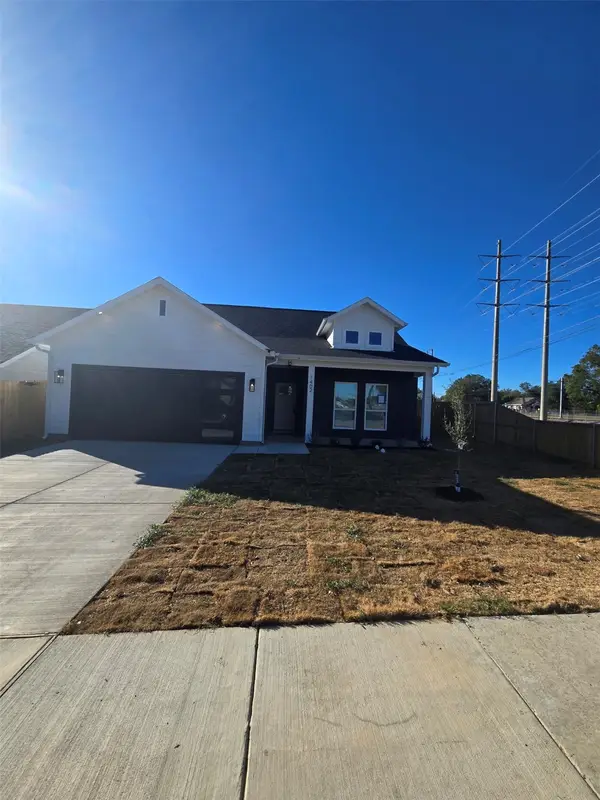 1402 Strickland Street, Dallas, TX 75216