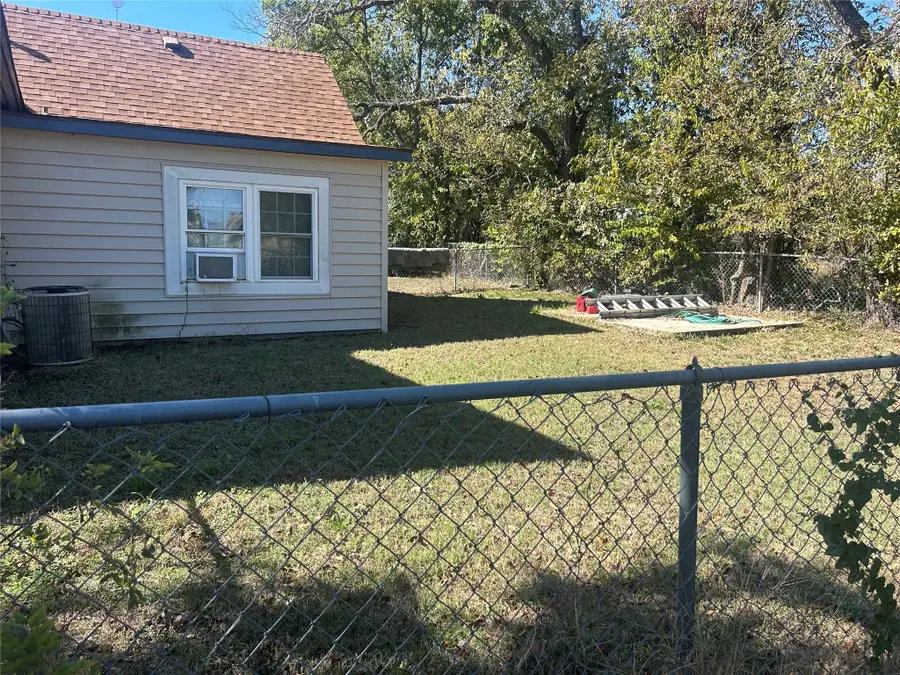 835 W Vanderbilt Street, Stephenville, TX 76401 - Image #3