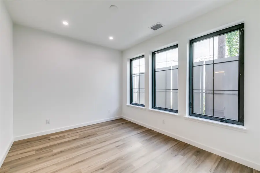 1727 Novela Way, Dallas, TX 75215 - Image #3