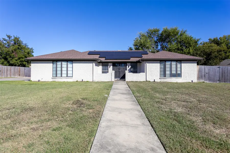 108 Haywood Drive, Benbrook, TX 76126 - Image #2