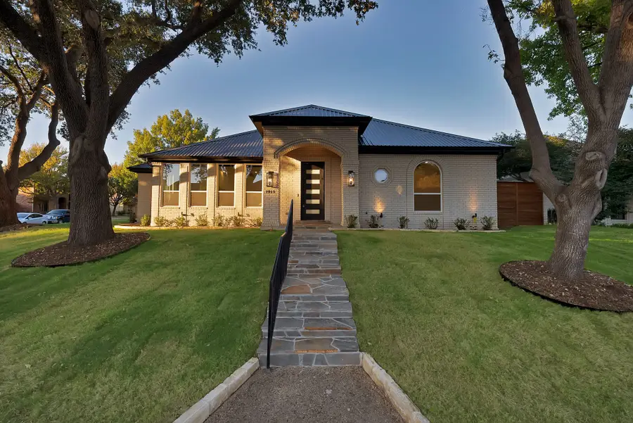 1913 Crockett Circle, Irving, TX 75038 - Image #2