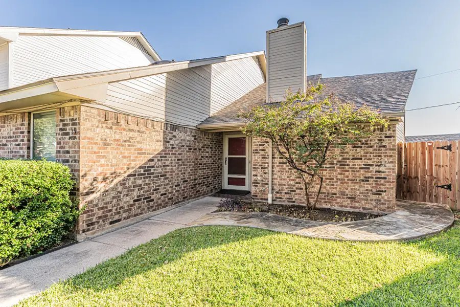 19 Gittiban Place, Pantego, TX 76013 - Image #3