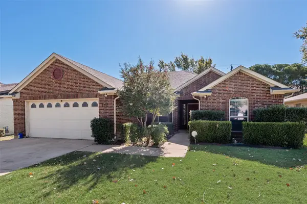 132 Hedgerow Lane, Lewisville, TX 75057