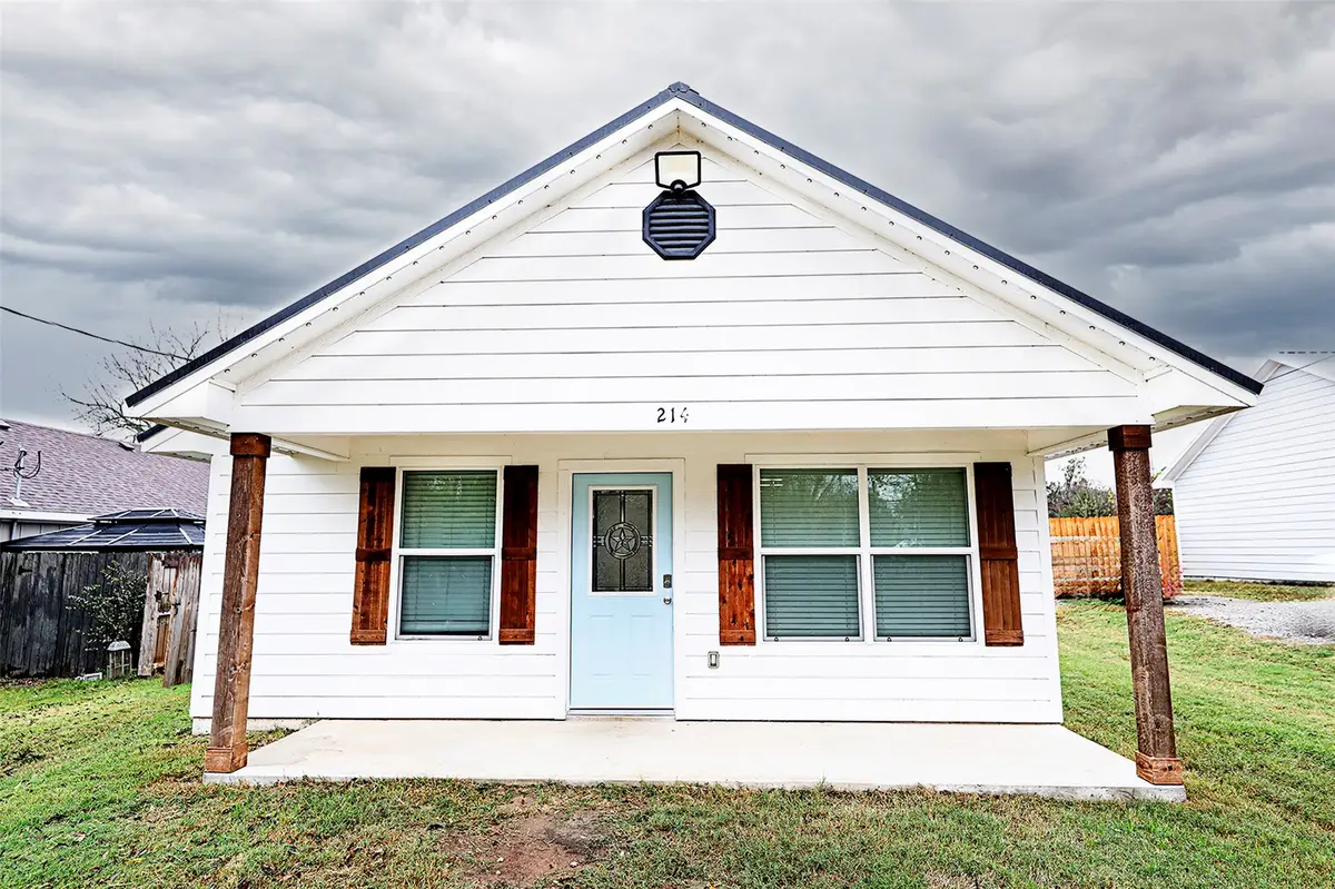 214 E Clay Street, Bowie, TX 76230 - Image #1