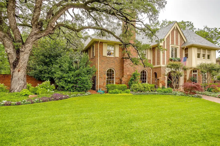 2424 Medford Court W, Fort Worth, TX 76109 - Image #2