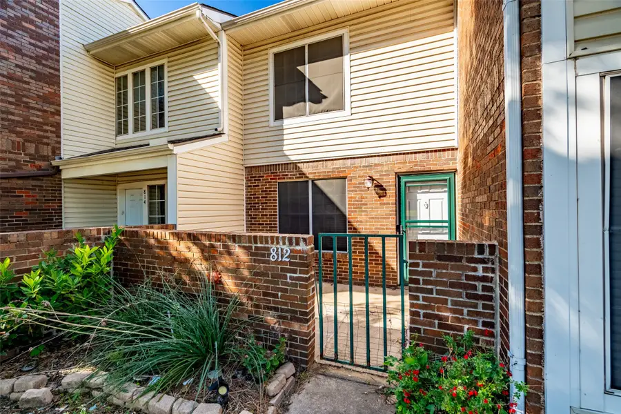 812 Creekside Drive, Lewisville, TX 75067 - Image #3