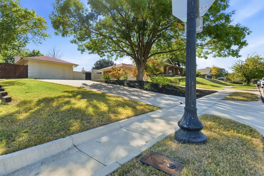 2201 Mistletoe Boulevard, Fort Worth, TX 76110 - Image #3