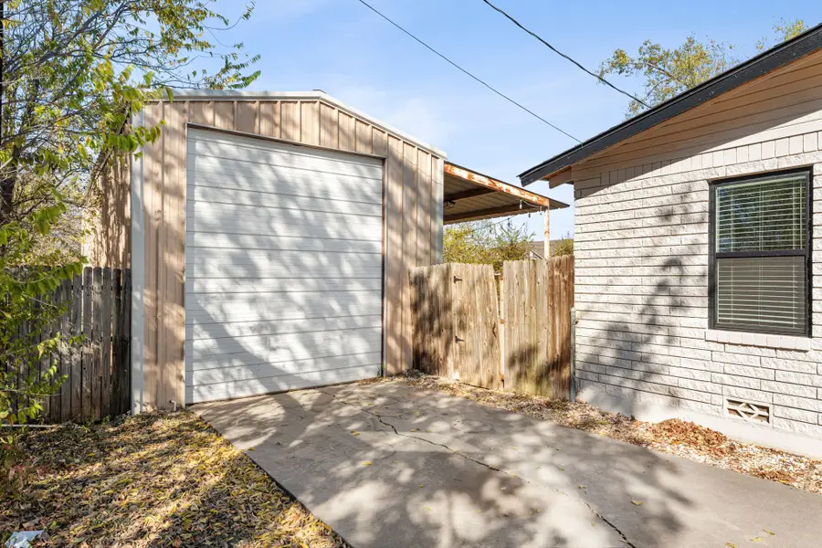 1104 Elizabeth Boulevard, Granbury, TX 76048 - Image #3