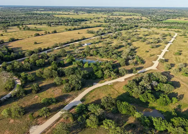 822 Main Loop Loop, Waelder, TX 78959