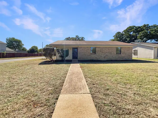 928 Shady Oaks Drive, Kennedale, TX 76060