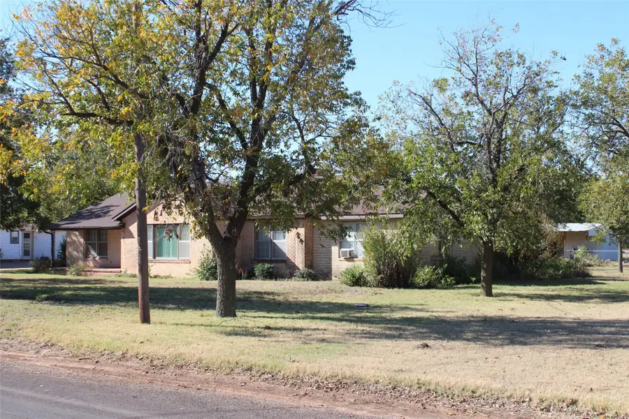 1011 N Munday Avenue, Munday, TX 76371 - Image #2