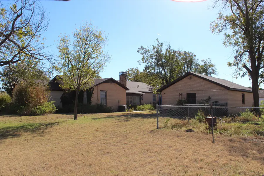 1011 N Munday Avenue, Munday, TX 76371 - Image #3