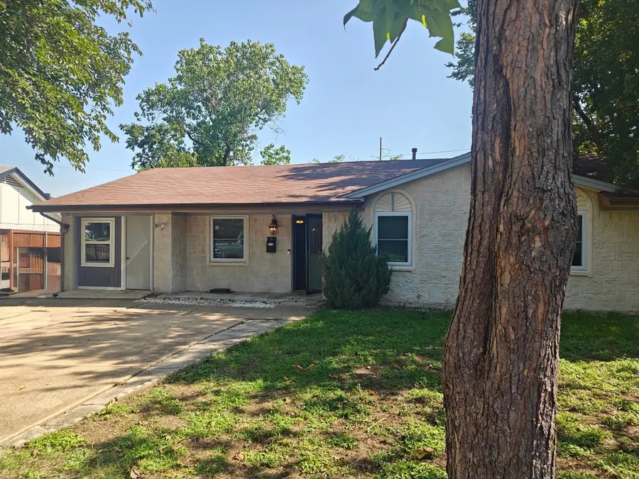 405 Sweetbriar Drive, Lewisville, TX 75067 - Image #2