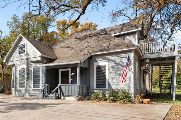 216 W Willingham Street, Cleburne, TX 76033