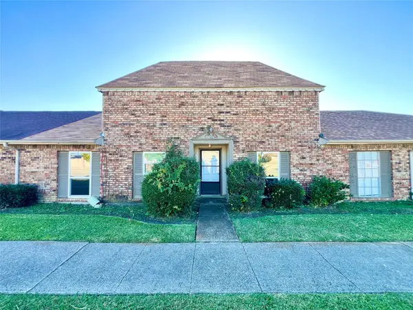 19 W Mountain Creek Drive, Grand Prairie, TX 75052