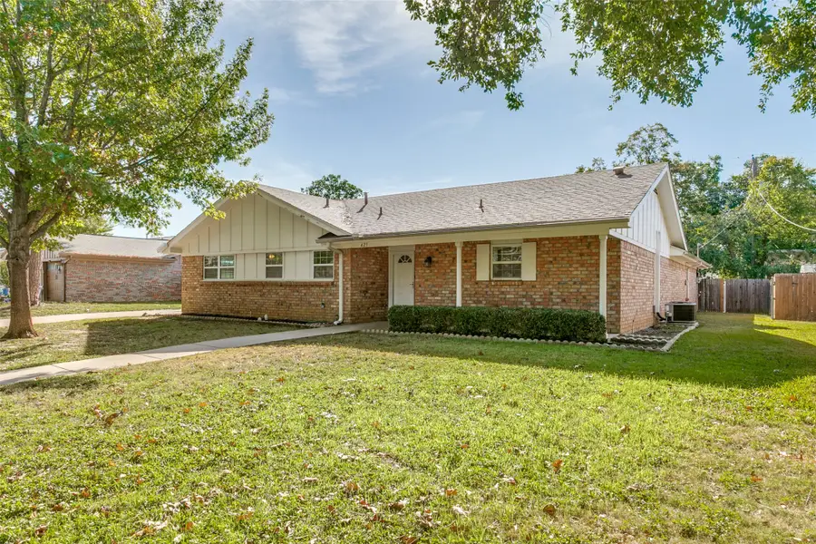 425 W Pleasantview Drive, Hurst, TX 76054 - Image #2