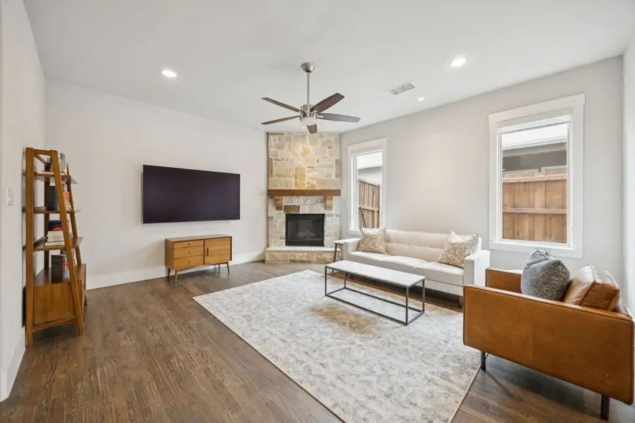 107 W Peach Street, Grapevine, TX 76051 - Image #3