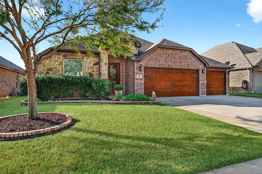 289 Hilltop Drive, Justin, TX 76247 - Image #2