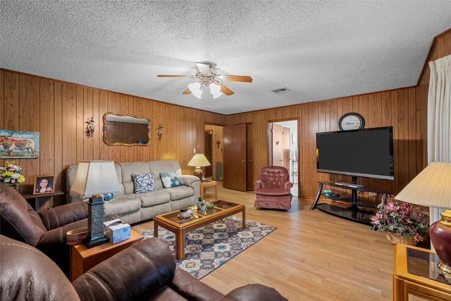 922 S Avenue M, Clifton, TX 76634 - Image #3