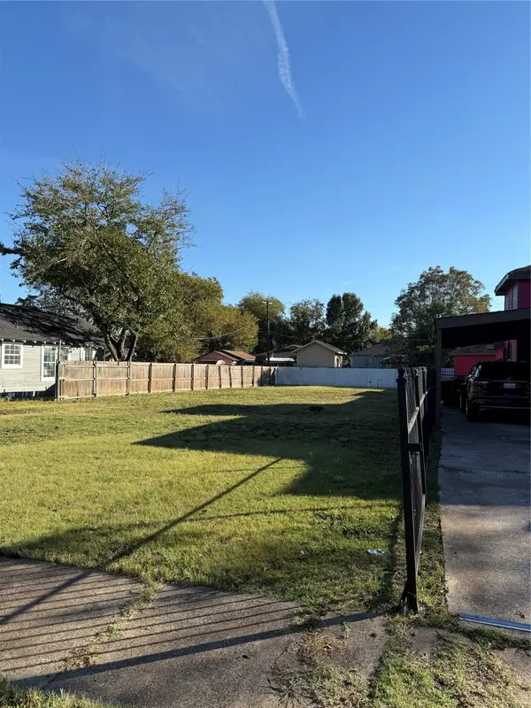 1126 Newport Avenue, Dallas, TX 75224