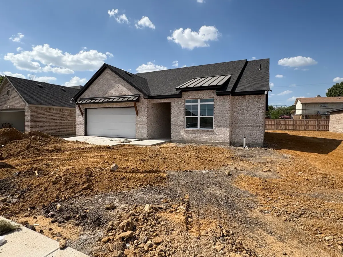214 Alice Court, Grand Prairie, TX 75051 - Image #1