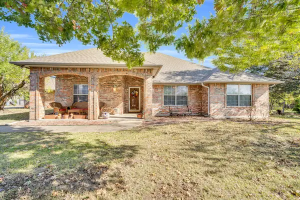 702 Lark Lane, Oak Leaf, TX 75154