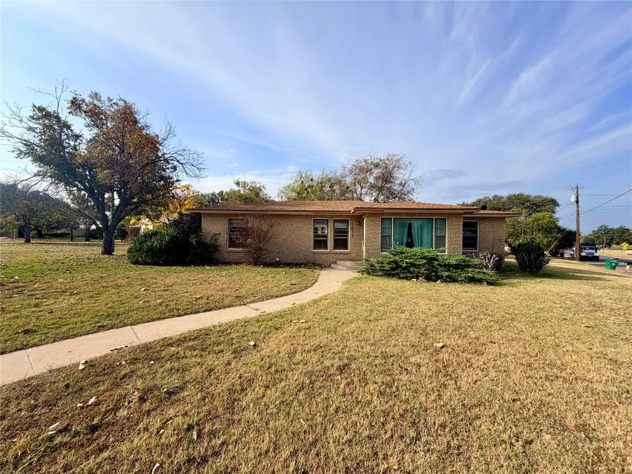 1611 Live Oak Street, Goldthwaite, TX 76844 - Image #2