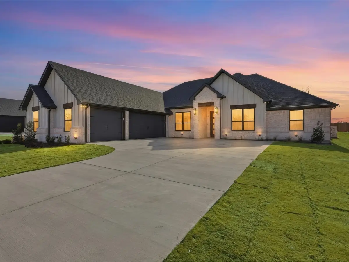 2152 Middlewood Circle, Granbury, TX 76049 - Image #1