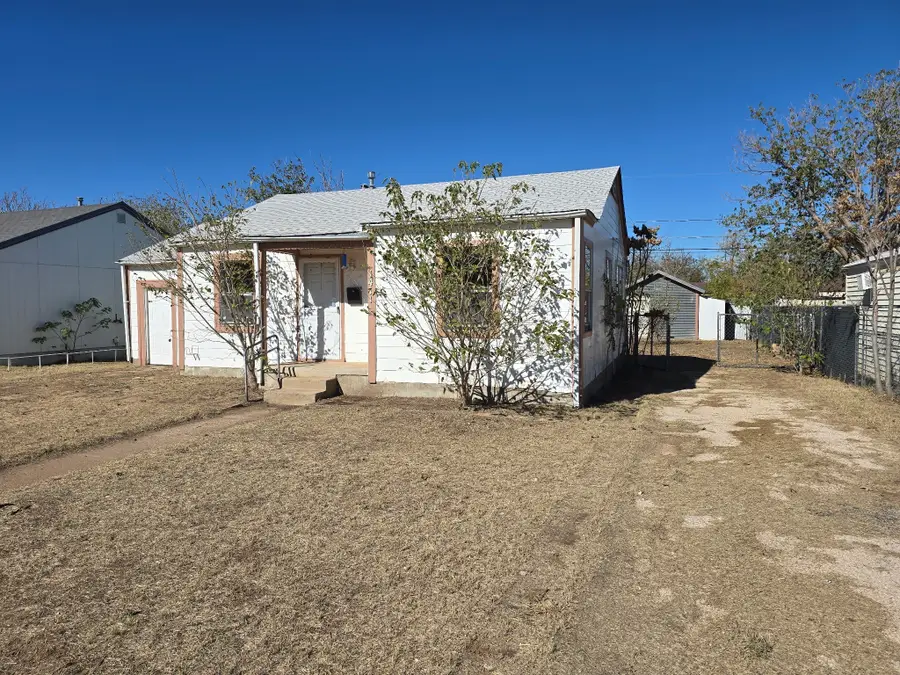 1411 E 11th Place, Big Spring, TX 79720 - Image #3