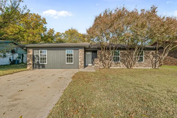 660 Pleasant Manor Avenue, Burleson, TX 76028