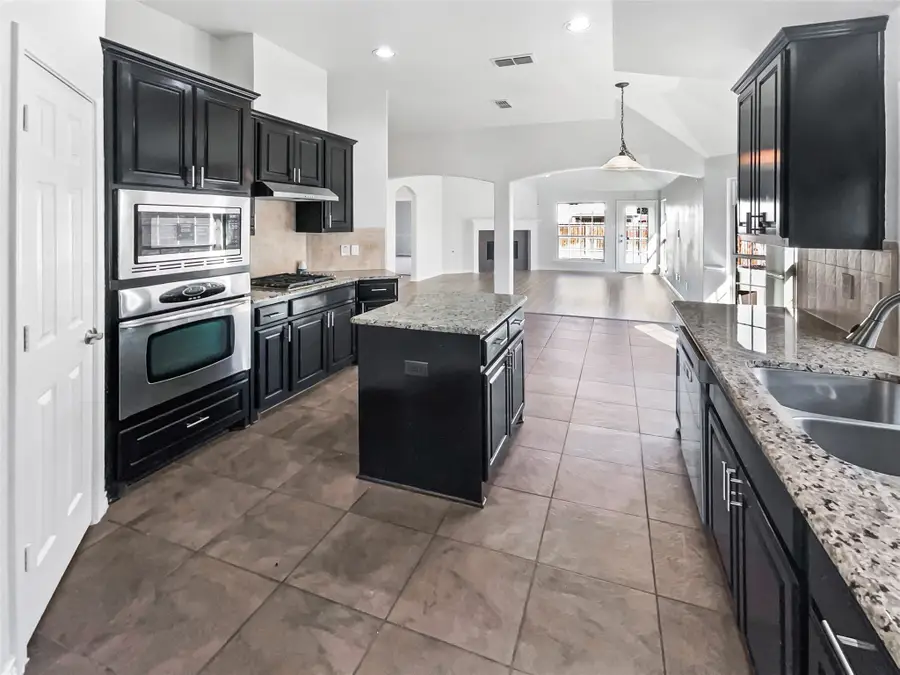 4645 Golden Yarrow Drive, Fort Worth, TX 76244 - Image #2