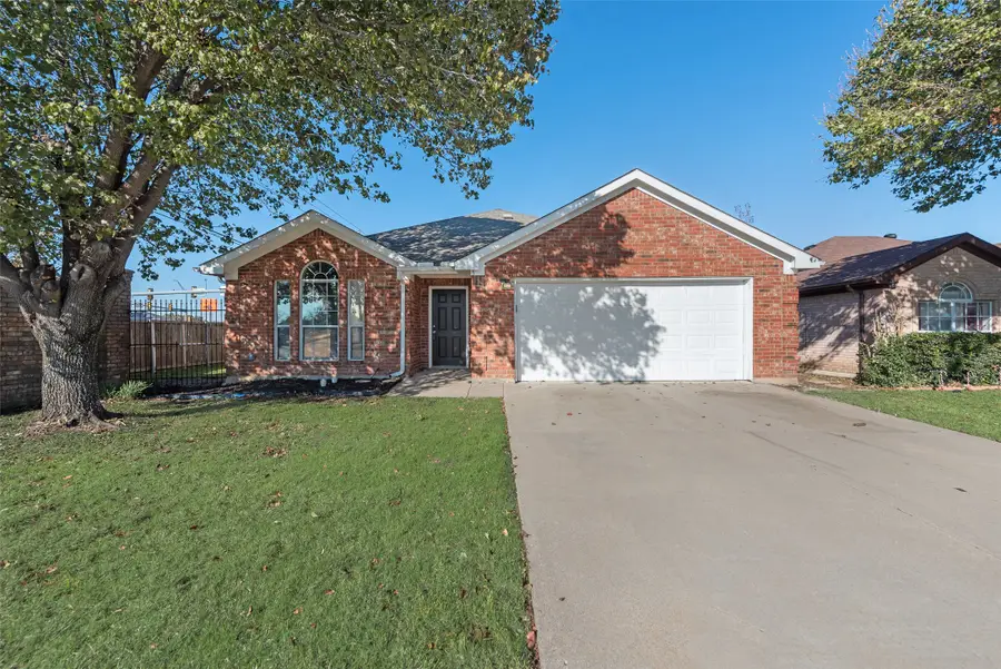824 Bridle Trail, Saginaw, TX 76179 - Image #2