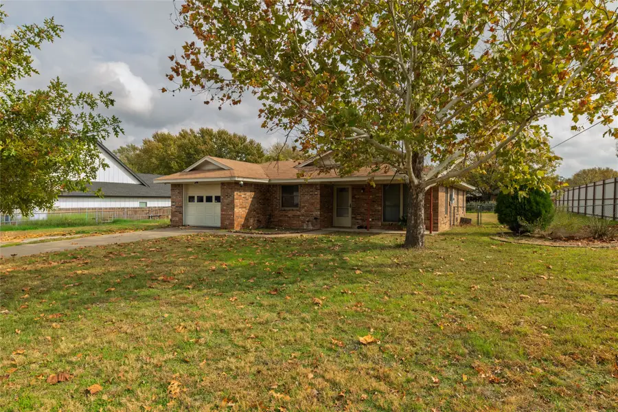 401 Berryhill Drive, Springtown, TX 76082 - Image #2