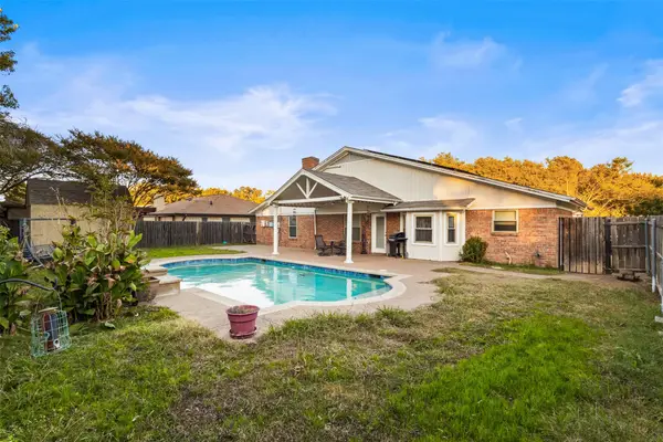 5501 Wood View Street, North Richland Hills, TX 76180