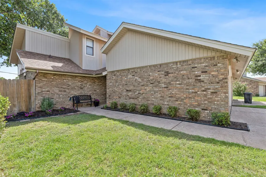 105 Yorkshire Court, Euless, TX 76040 - Image #3