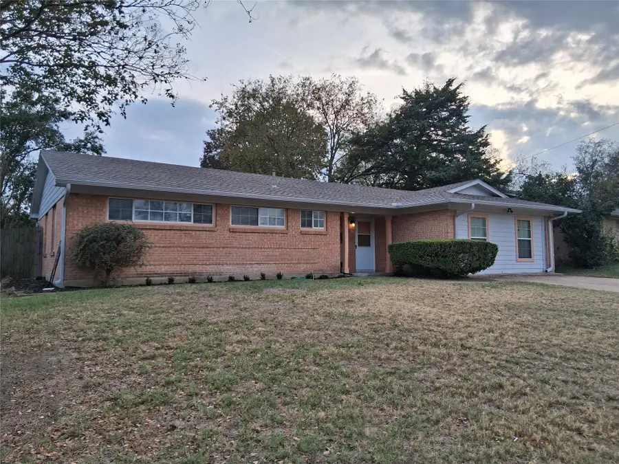 818 Emberwood Drive, Southwest Dallas, TX 75332 - Image #2