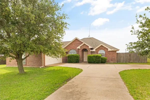 200 Flower Meadows Drive, Waxahachie, TX 75165