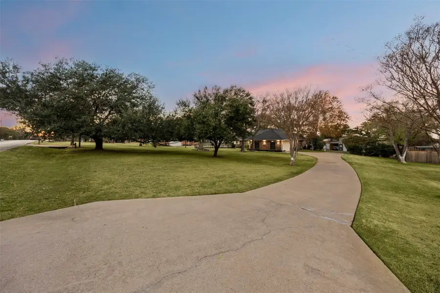 112 Saddle Hills Road, Burleson, TX 76028 - Image #3