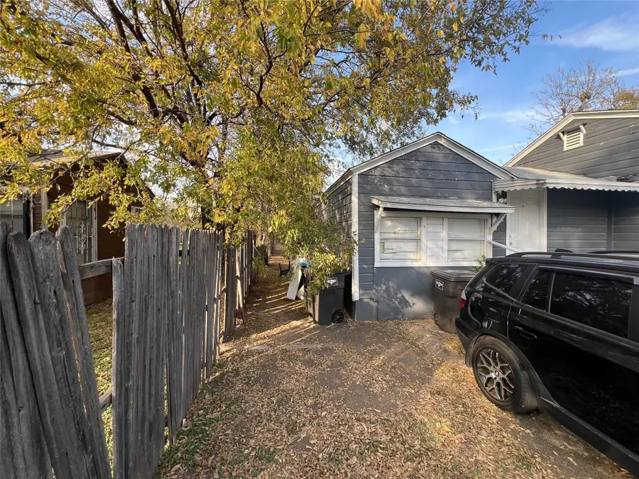 3705 S Littlejohn Avenue, Fort Worth, TX 76105 - Image #2