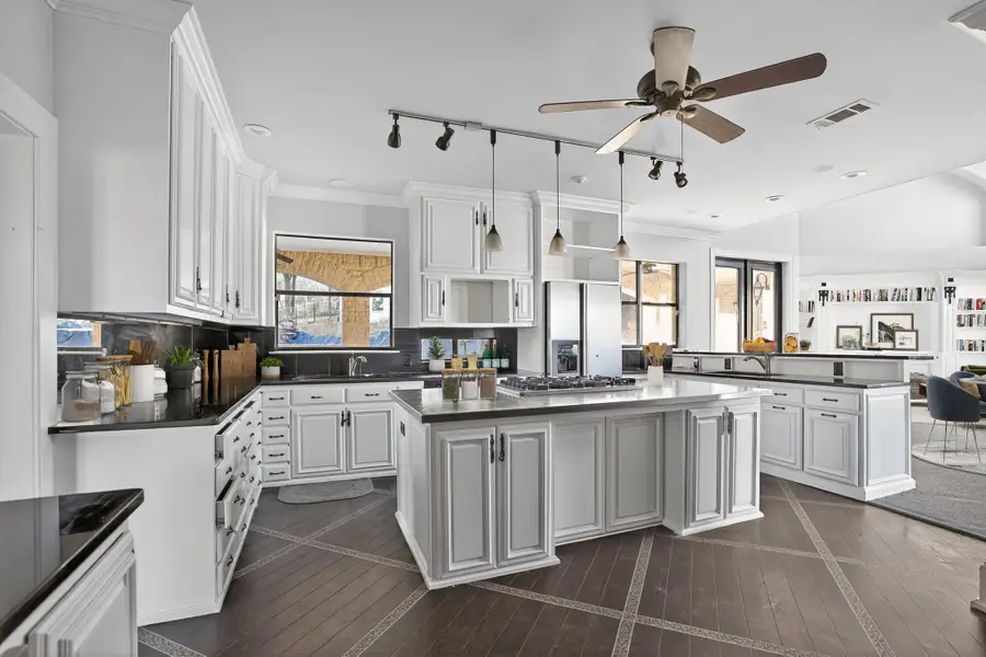 2422 Creekwood Drive, Cedar Hill, TX 75104 - Image #2