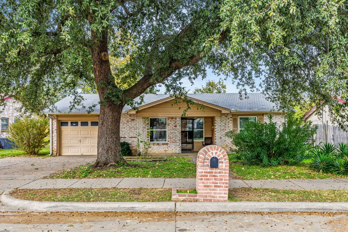 1513 Glynn Oaks Drive, Arlington, TX 76010 - Image #1