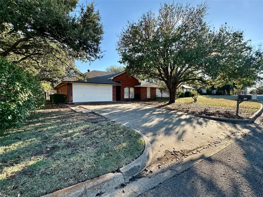 205 N Meadowview Drive, Waxahachie, TX 75165 - Image #2
