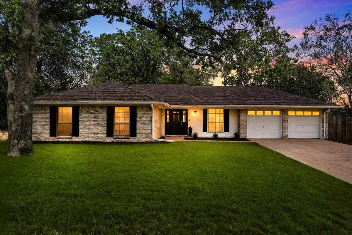 5705 Woodhollow Drive, Arlington, TX 76016 - Image #1