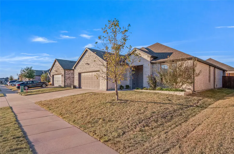 327 Coyote Creek Drive, Lavon, TX 75166 - Image #2