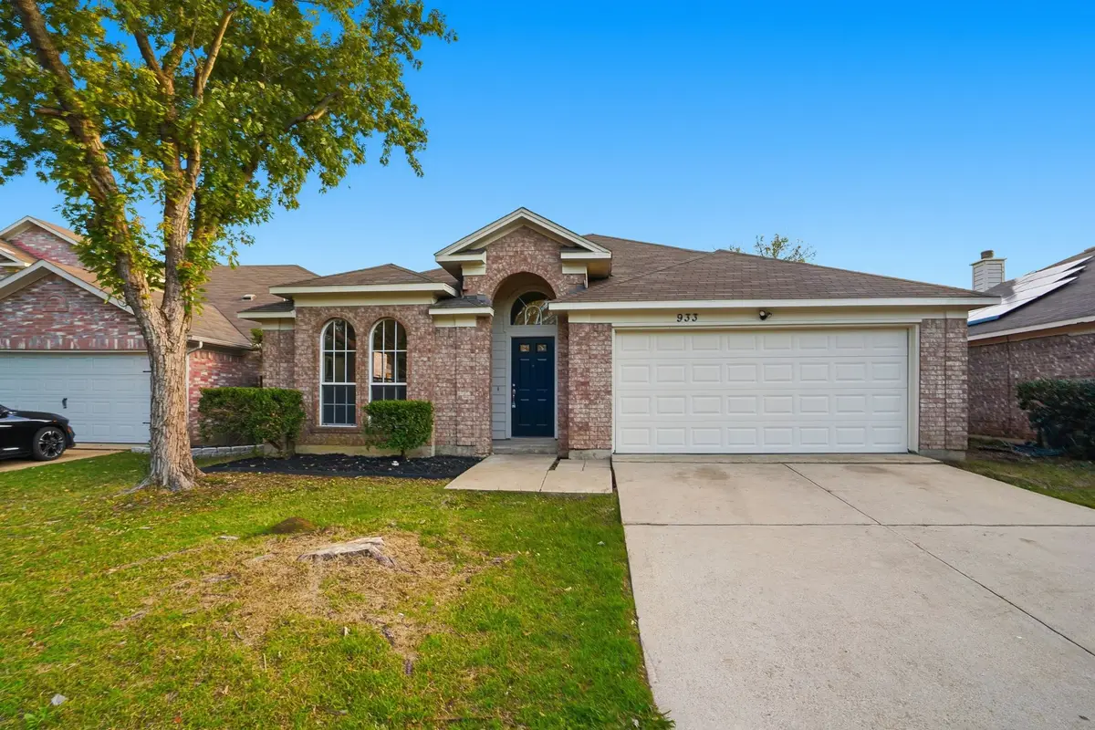 933 Paddington Drive E, Saginaw, TX 76131 - Image #1