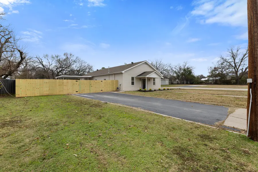1812 Carpenter Street, Bridgeport, TX 76426 - Image #2