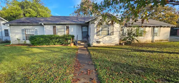 1061 E Walnut Street, Hillsboro, TX 76645