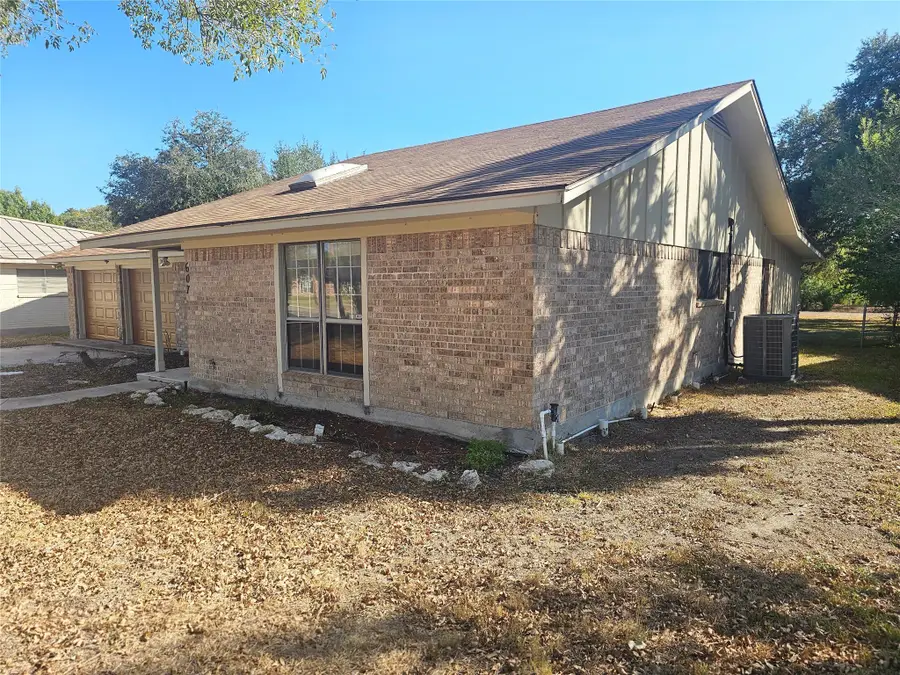 607 W Johnson Street, Cuero, TX 77954 - #3