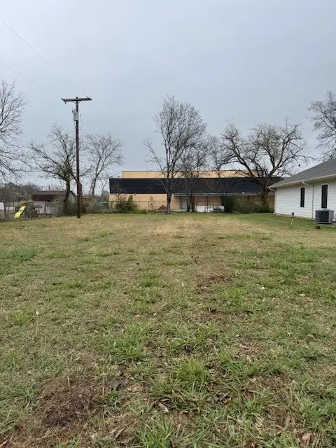 1328 Franklin Avenue, Bonham, TX 75418